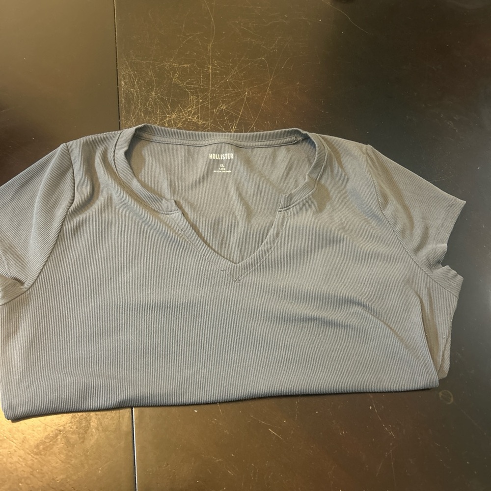 Hollister v grey top
